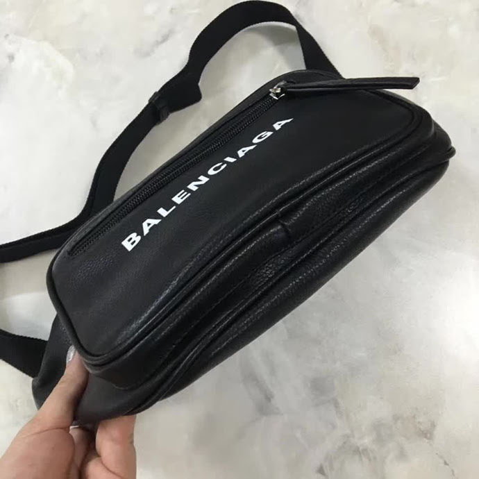 BALENCIAG巴黎世家 爆款 專櫃同步更新 斜挎胸包腰包 小牛皮材質 前面拉鏈口袋 簡約兩用包  BL1513